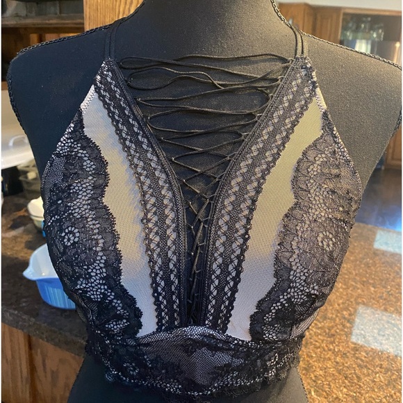 Victoria’s Secret high neck lace bra. Adjustable size Small. - Picture 1 of 6